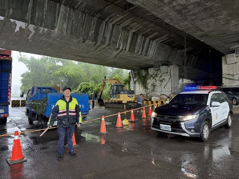 受低壓帶及西南風影響,高雄市10日有局部大雨或豪雨,警方上午分別對甲仙區油礦巷油礦四號橋(高130線3k+200-3k+800)通行便道、阿蓮區二仁溪石安橋、田寮區崇德橋等實施預警性封閉。(高雄市警察局湖內分局提供)中央社記者張已亷傳真 114年7月10日