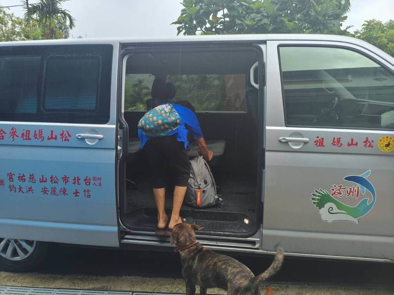 屏東縣大雨不斷,滿州鄉分水嶺社區部分屋舍後方土堤滑動,鄉公所10日一早實施預防性撤離,至下午2時已撤39人。(屏東縣政府提供)中央社記者黃郁菁傳真 114年7月10日