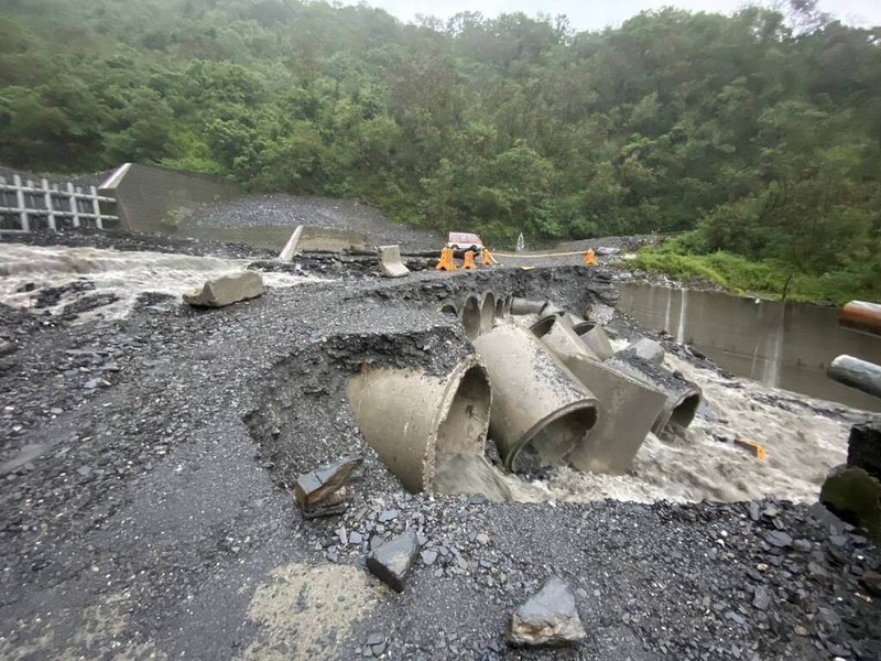 豪大雨持續不斷,屏東霧台鄉大武村的聯外道路霧大二號橋10日遭沖毀,已無法通行,造成大武村居民無法下山部落暫成孤島。(大武村長麥庸正提供)中央社記者李卉婷傳真 114年7月10日