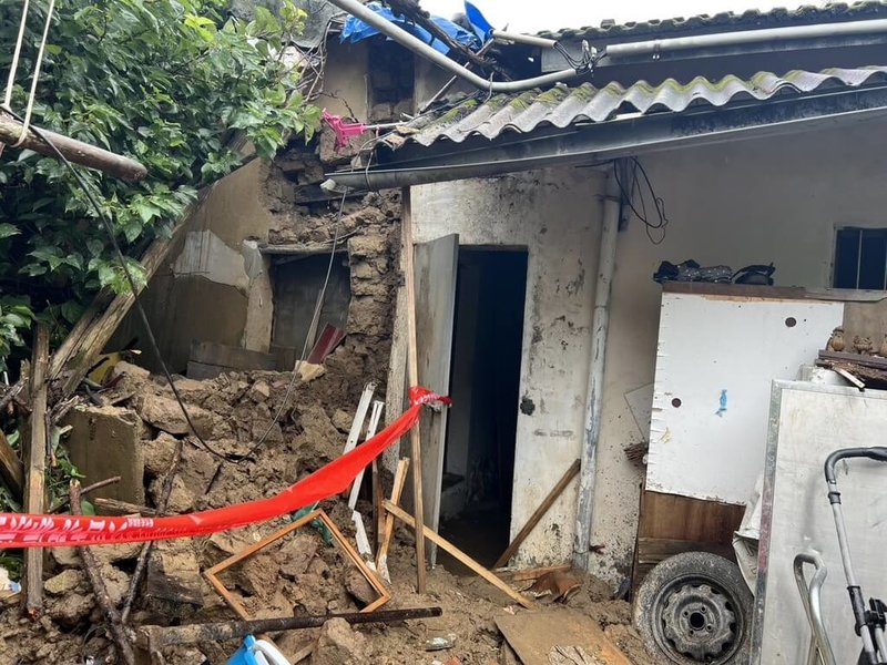連日降雨後,新竹市香山區元培街323巷發生房屋土製泥牆倒塌事件,導致民宅主要出入口遭土石掩埋,10名住戶受影響,所幸未傳傷亡,市府已啟動安置與收容機制。(新竹市政府提供)中央社記者郭宣彣傳真 114年7月10日