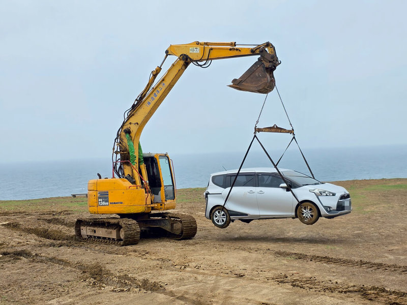 3名遊客日前租車遊訪澎湖，疑因颱風遠離後雨勢影響加上不熟路況，車輛不慎陷入鬆軟泥濘動彈不得，無奈向警方求助。警方獲報到場後協助聯繫民間怪手前來救援拖吊，才終於脫困。（澎湖白沙分局提供）中央社   114年7月10日
