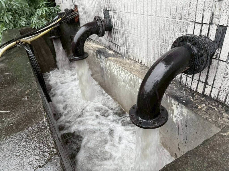 高雄市區10日雖有雨勢,但降雨量仍多在山區,市區未傳積淹水等災情,不過高雄25座滯洪池、各抽水站等防汛設施均啟動。水利局統計,截至下午5時30分,總滯洪量已達約103萬噸。(高雄市水利局提供)中央社記者蔡孟妤傳真 114年7月10日