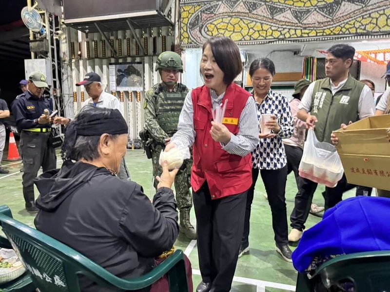屏東地區大雨不斷、多處傳災,屏東縣長周春米(紅背心者)10日晚間親自前往瑪家鄉收容所慰問安置民眾,並送上熱食表達關懷。(屏東縣政府提供)中央社記者李卉婷傳真 114年7月10日