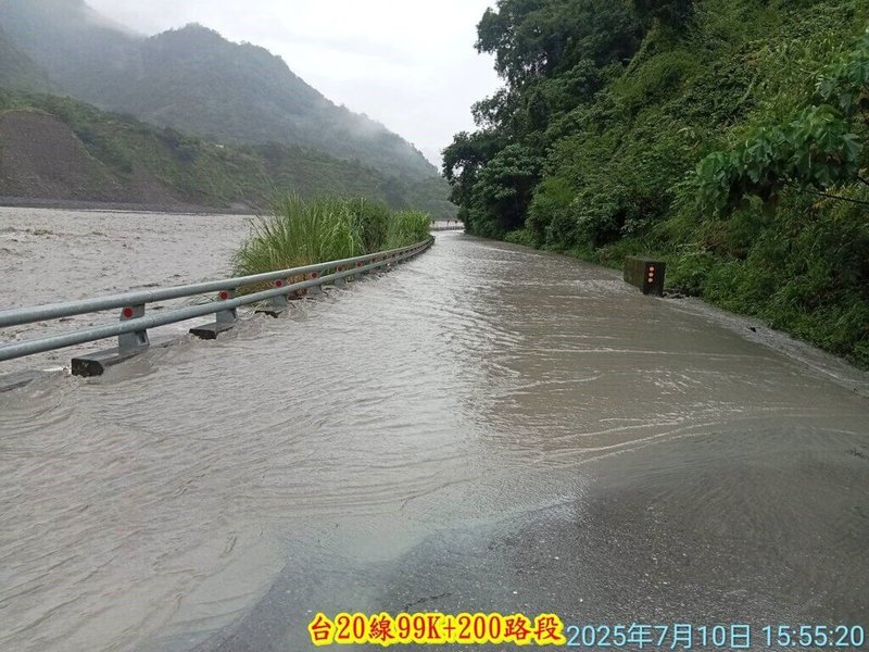 受低壓帶與西南風影響,高雄山區10日降下豪雨,桃源區台20線約99.2公里處,荖濃溪水漲至路面約200公尺,造成道路阻斷,公路局南區養護工程分局甲仙工務段已緊急封閉道路。(甲仙工務段提供)中央社記者張已亷傳真 114年7月10日