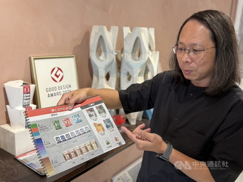 成大昶閎科技執行長郭文毅說明其開發的DIY修繕產品,並在包裝設計下功夫,獲得Good Design Award、金點設計獎肯定。中央社記者李宗憲攝 114年7月10日