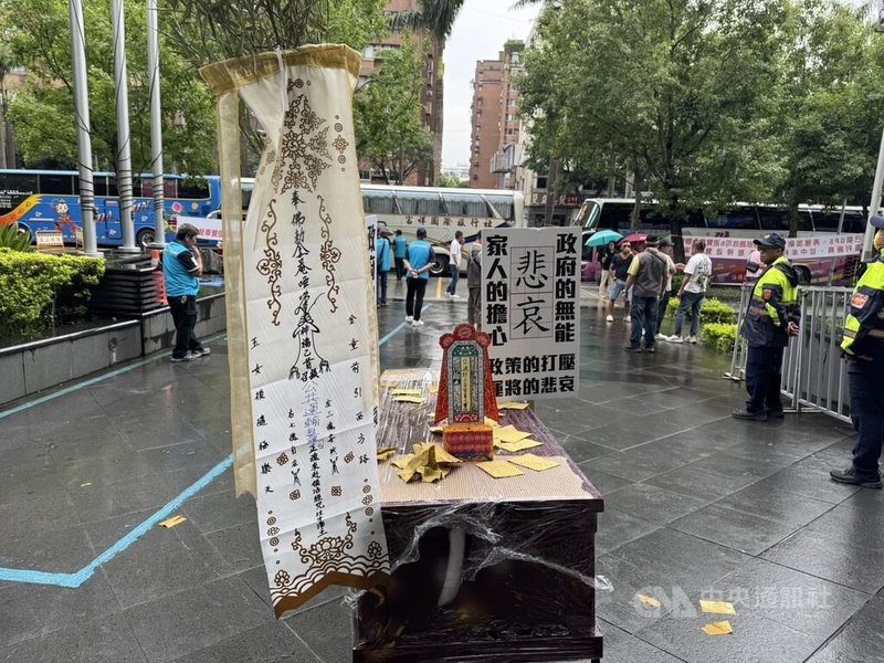 不滿115年起強制遊覽車裝設具有駕駛識別功能設備的規定,新北市遊覽車駕駛員職業工會10日持續號召駕駛赴交通部前抗議,一度抬棺想衝進交通部。中央社記者余曉涵攝 114年7月10日