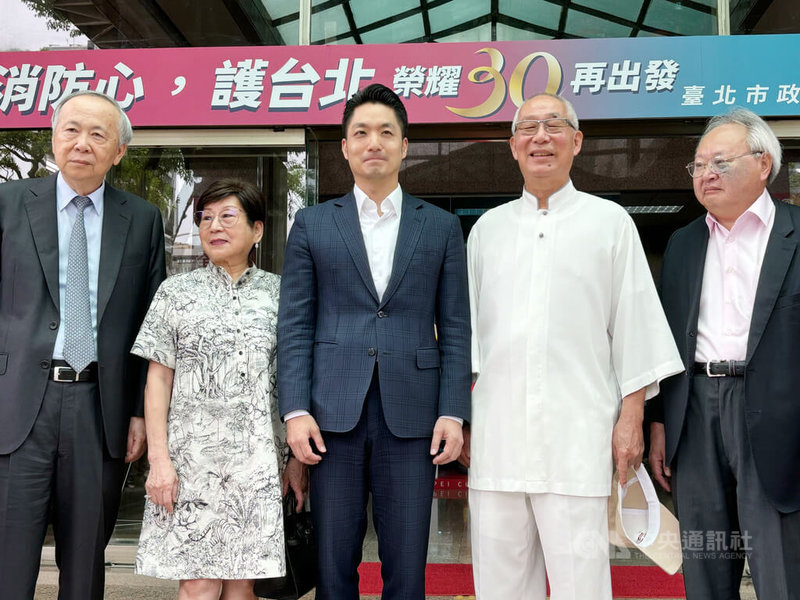 台北市長蔣萬安（中）10日出席台北市消防局成立30週年慶活動，表示市府將持續與時俱進，導入創新科技，讓消防員可以繼續無後顧之憂地守護市民生命財產安全。中央社記者陳昱婷攝  114年7月10日