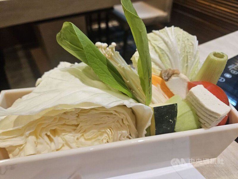 台灣有近3成民眾罹患代謝症候群,營養師分享以「雜糧飯、3碗菜、大豆魚」能逆轉代謝症候群,其中3碗菜則是攝取3份蔬菜,關鍵在菜色能像彩虹一樣繽紛,以攝取更多不同營養。中央社記者陳婕翎攝 114年7月10日