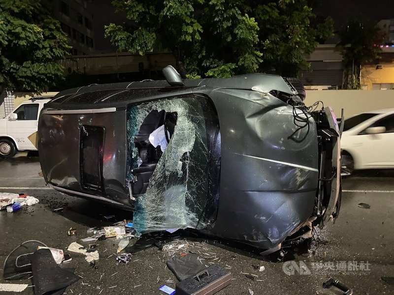 颱風後台中市持續降雨造成多地積水，陳姓男子9日晚間開車行經南區南平路時，疑大雨導致人孔蓋浮起於路面，陳姓男子開車經過時撞上翻覆，造成骨折與全身擦挫傷送醫。（翻攝照片）中央社記者蘇木春傳真 114年7月10日