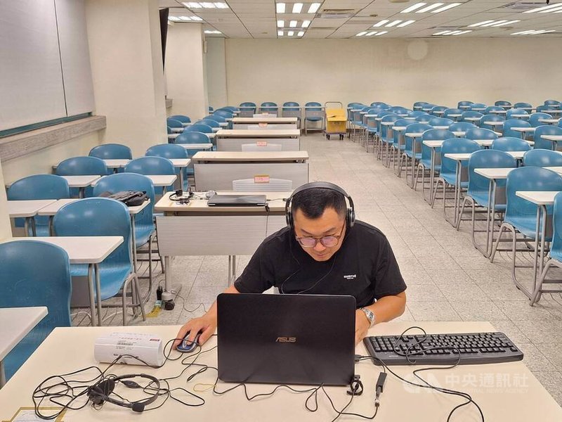 114學年度分科測驗將於11日、12日登場,台大特殊試場預計有64名身心障礙考生應試,部分考生申請電腦、語音報讀試題等輔具或服務,工作人員10日下午現場示範輔具使用方式。中央社記者許秩維攝 114年7月10日