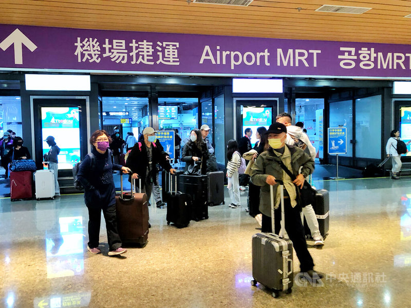 機場捷運配合國防部「2025城鎮韌性防空演習」（原萬安演習），將於17日下午1時30分至2時舉行演習，期間機捷全線正常運行，但到站旅客無法出站，將由站務人員、捷運警察、保全引導至避難區。中央社記者吳睿騏桃園攝  114年7月10日