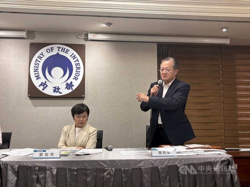 新北市消防員在搜救任務殉職，消防署長蕭煥章（右）10日說，勤安會有在檢討消防的救災與救護是否要分開，預計今年處理。中央社記者高華謙攝 114年7月10日