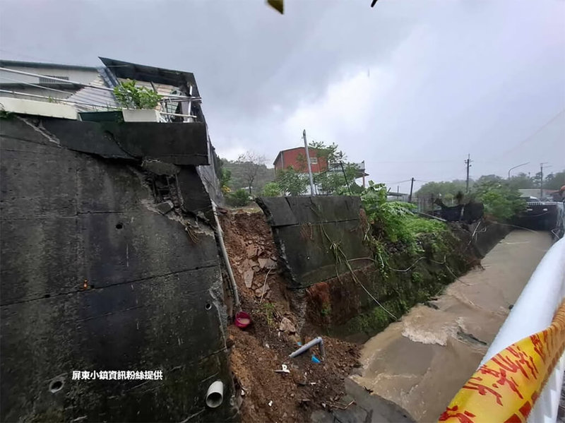 屏東地區大雨不斷,來義鄉一處民宅9日晚間在一聲巨響後發現擋土牆坍塌、滑落至排水溝,所幸住戶當時不在家,未釀人員傷亡。(屏東小鎮資訊提供)中央社記者黃郁菁傳真 114年7月10日