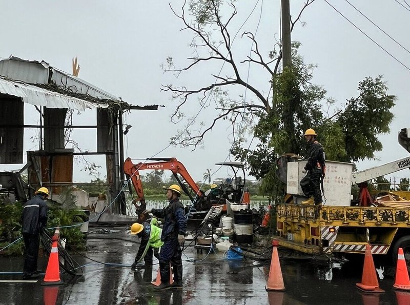 颱風丹娜絲重創嘉義沿海地區,造成25萬餘戶停電,經台電人員不分日夜、不畏風雨持續搶修,至10日晚間10時,嘉義縣尚餘1萬9809戶待復電。(台電嘉義區營業處提供)中央社記者黃國芳傳真 114年7月10日