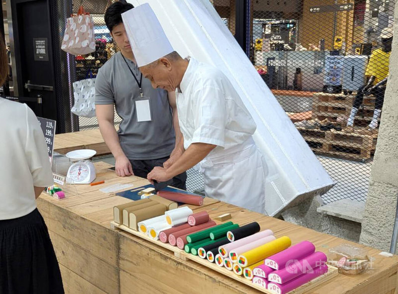 誠品書店10日起推出「理想的文具」展，呼應主題「文具大影業」，比照影城小吃販賣部，現場推出現切橡皮擦活動，趣味性十足。中央社記者王寶兒攝  114年7月10日
