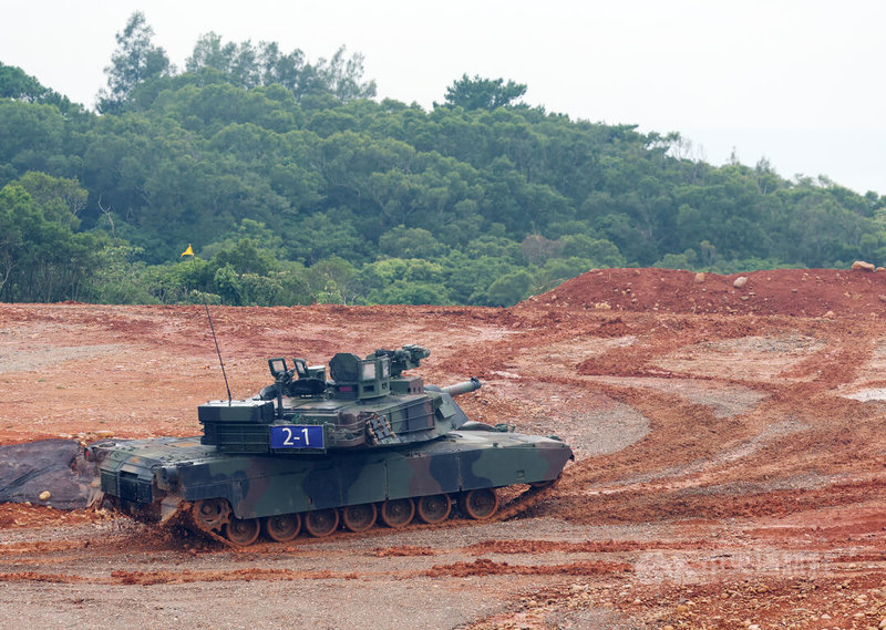 陸軍M1A2T戰車10日在新竹坑子口訓場實施實彈射擊訓練,此次演練採實兵、實裝方式實施,編組戰車分梯次進入射擊陣地,展現新式裝備精良戰力。中央社記者張新偉攝 114年7月10日
