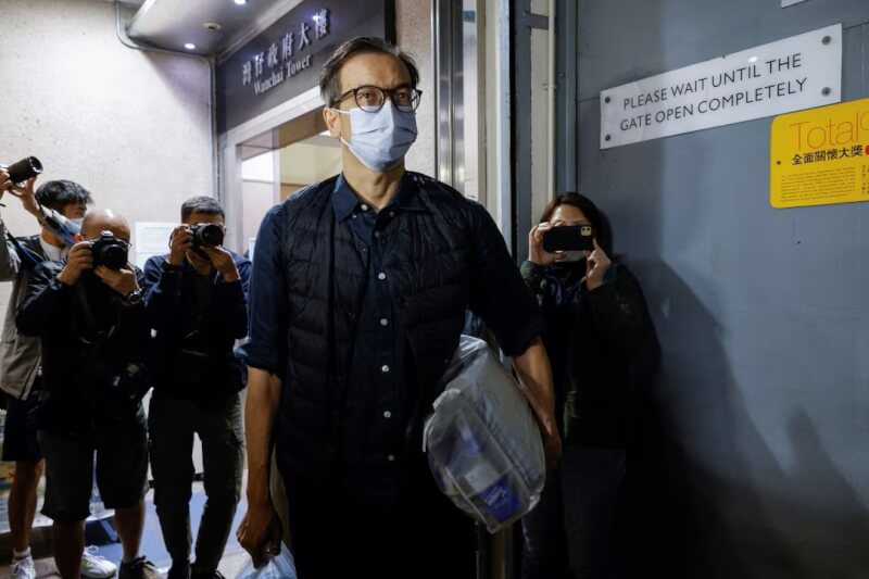 香港「立場新聞」前總編輯鍾沛權(前)10日刑滿出獄。(路透社)