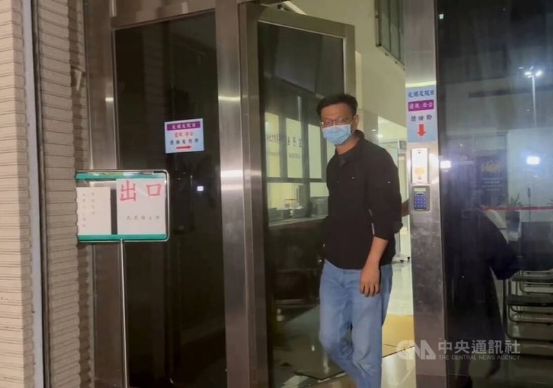刑事局偵查第八大隊大隊長徐姓男子(圖)涉嫌違反貪污治罪條例等,經士檢搜索約談,10日清晨諭令徐男新台幣50萬元交保,徐男辦保完畢後離去,離開時他簡單向媒體說謝謝未回應其他詢問。中央社記者謝幸恩攝 114年7月10日