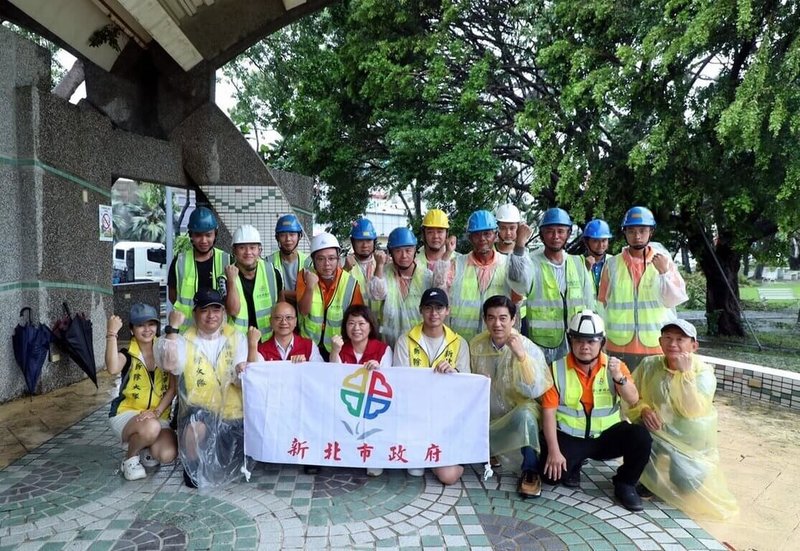 颱風丹娜絲重創嘉義市基礎設施及市容,市府動員人力復原,加上中央、各縣市馳援,主要幹道現已恢復通行,嘉義市長黃敏惠(前左4)10日感謝新北等縣市支援人力。(嘉義市政府提供)中央社記者黃國芳傳真 114年7月10日
