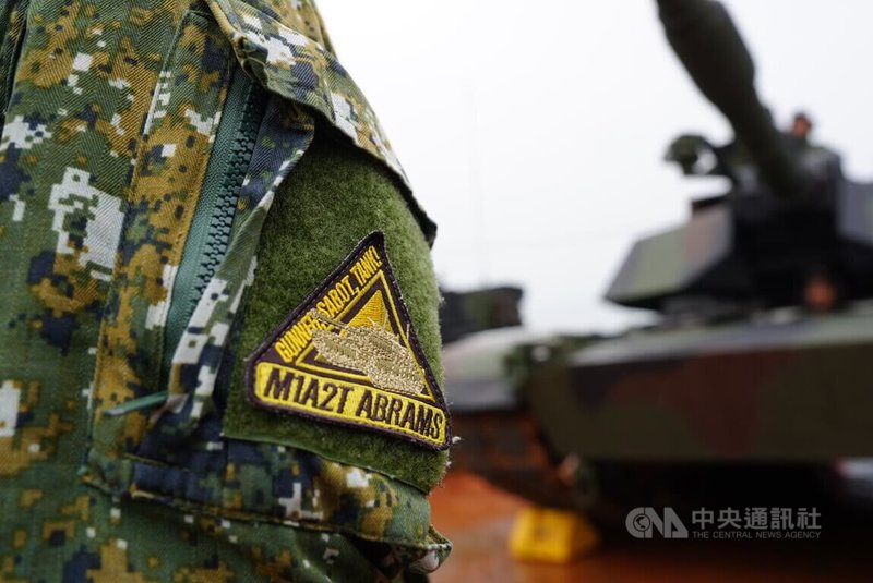 M1A2T戰車10日實彈射擊,圖為官兵配戴接裝臂章。中央社記者游凱翔攝 114年7月10日