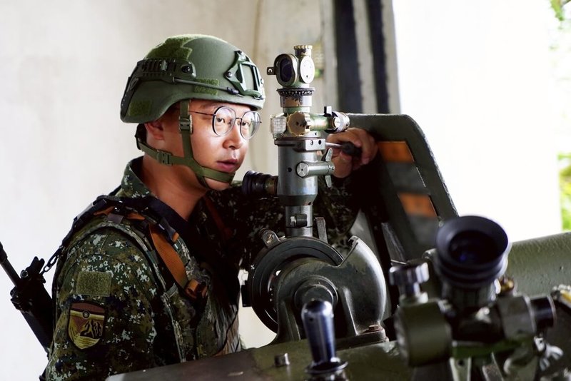 馬祖防衛指揮部10日指出，9日執行「漢光41號」實兵演習，針對海上監偵、資訊防護、備援電力及加強戒備等課目，依狀況實施操演，並強化應變中心開設、重要設施應援與突發狀況應處等作為。圖為戰備部隊瞄準手校正週視鏡標準角。（馬祖防衛指揮部提供）中央社記者潘欣彤傳真  114年7月10日