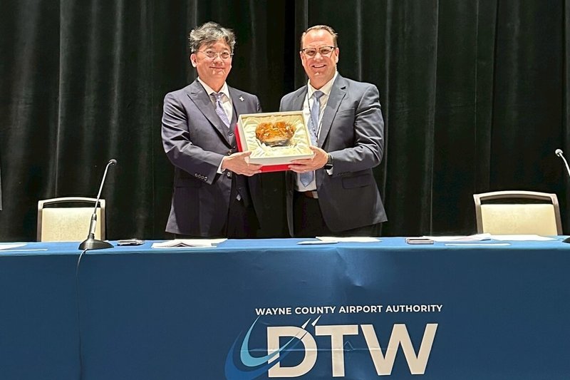 桃園國際機場公司副總經理李俊德（左）及底特律機場主管機關韋恩郡機場管理局執行長紐敦（右）擔任雙方簽約人，共同簽署姊妹機場合作備忘錄（MOU）並互相致贈禮物，可望促成雙邊直航航班。（桃園國際機場公司提供）中央社記者吳睿騏桃園機場傳真 114年7月10日