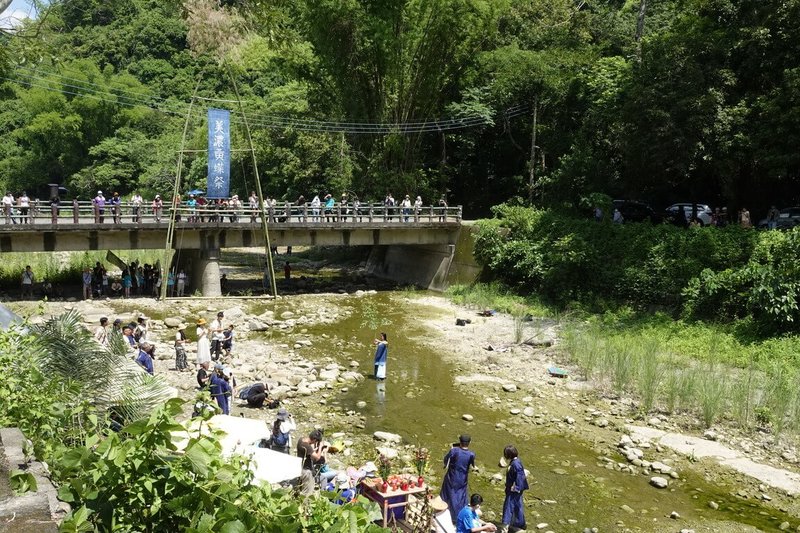第25屆美濃黃蝶祭將於12日登場，以「三十而立」的「立」為主題，象徵30年來扎根農村、與土地共生的歷程。圖為第24屆黃蝶祭「祭蝶儀式」現場。（高雄市客委會提供）中央社記者張已亷傳真  114年7月10日
