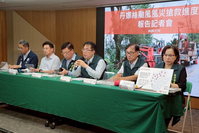 颱風丹娜絲重創台南，台南市長黃偉哲（右3）10日說明搶救進度，也請求中央協助救災。（台南市政府提供）中央社記者張榮祥台南傳真  114年7月10日