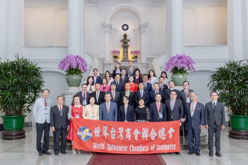副總統蕭美琴(前排中)10日接見世界台灣商會聯合總會第31屆回國訪問團,感謝世界台商總會長期貢獻國際,把台灣的經濟實力與良善力量延伸到世界各地。(總統府提供)中央社記者溫貴香傳真 114年7月10日