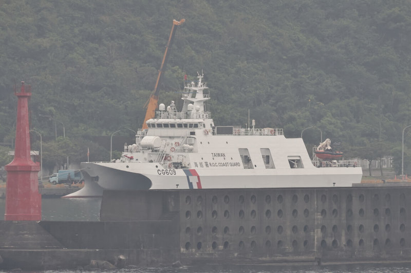 海巡署萬里艦10日在蘇澳軍港由吊車掛載雄二反艦飛彈進入預留的彈槽內,執行平戰轉換驗證。(讀者提供)中央社記者吳書緯傳真 114年7月10日