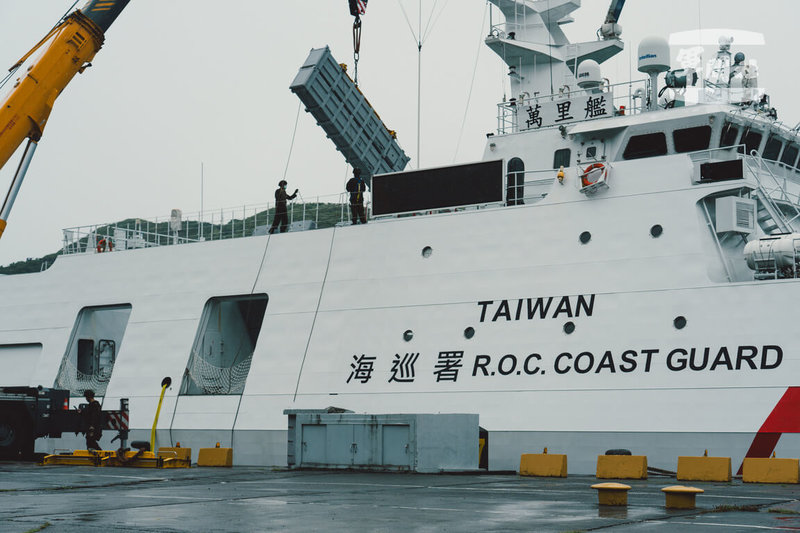 海巡署安平級萬里艦10日由海軍官兵掛載雄風二型、三型反艦飛彈。(國防部提供)中央社記者吳書緯傳真 114年7月10日