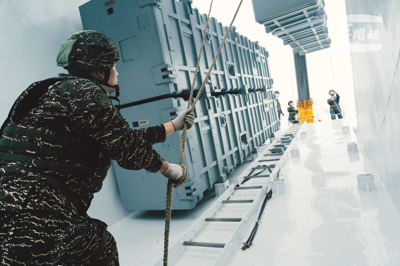 海軍官兵10日吊掛雄風飛彈彈箱進入海巡署萬里艦。(國防部提供)中央社記者吳書緯傳真 114年7月10日