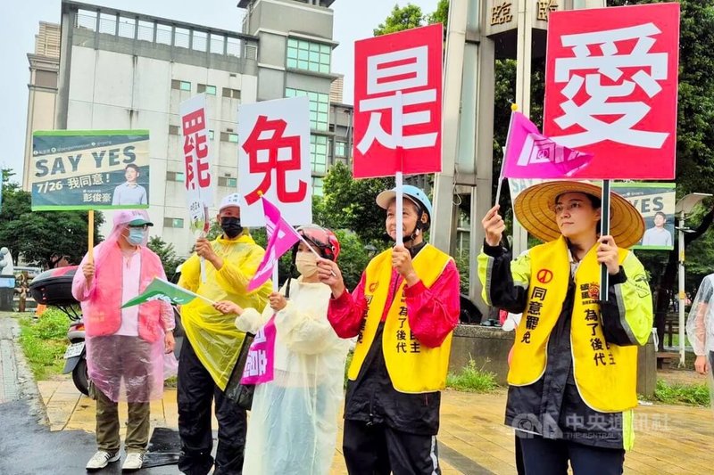 民進黨桃園市黨部10日上午7時起同步在北桃園及南桃園辦「立院黨團支援桃園」活動,邀各區罷免團體及民間團體參與,一行人冒風雨持標語向民眾致意。中央社記者吳睿騏桃園攝 114年7月10日