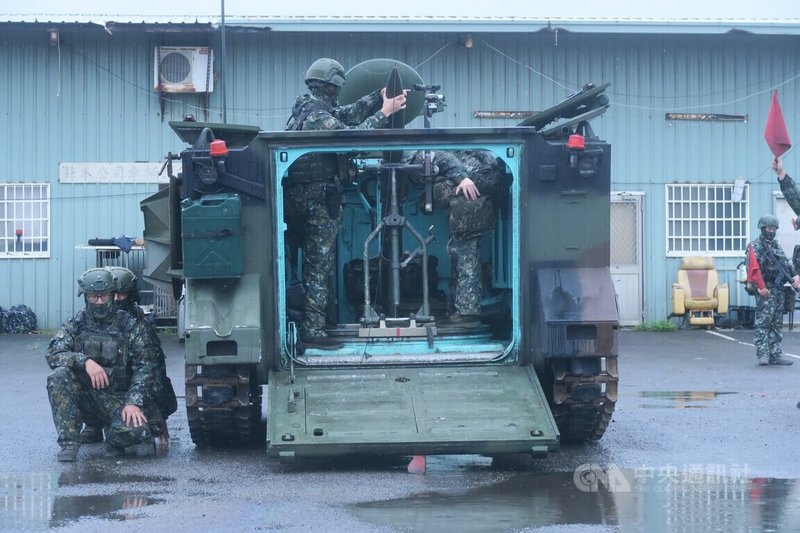 陸軍機步269旅所組成的桃園戰鬥隊10日在大園地區進行重要目標應援臨戰訓練,CM22迫砲車官兵正在模擬發射120公厘迫擊砲。中央社記者吳書緯攝 114年7月10日