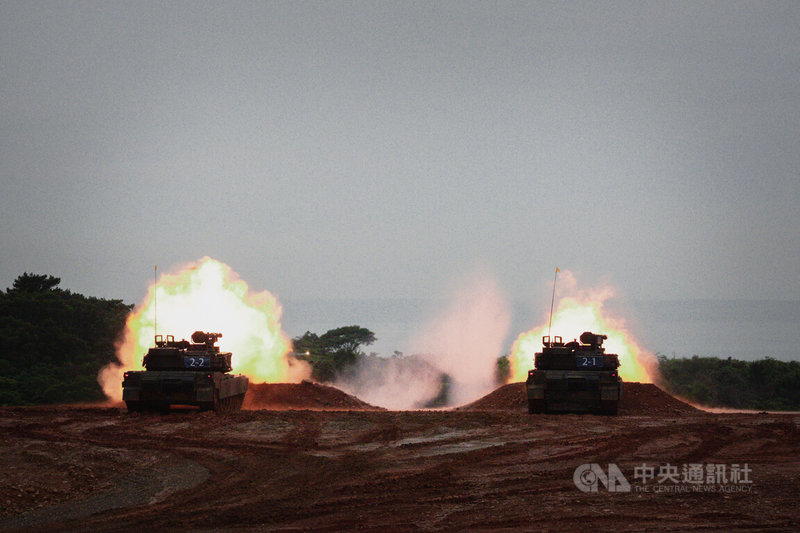 M1A2T戰車10日在新竹坑子口訓場實施120公厘戰車砲實彈射擊,並命中目標。中央社記者游凱翔攝 114年7月10日