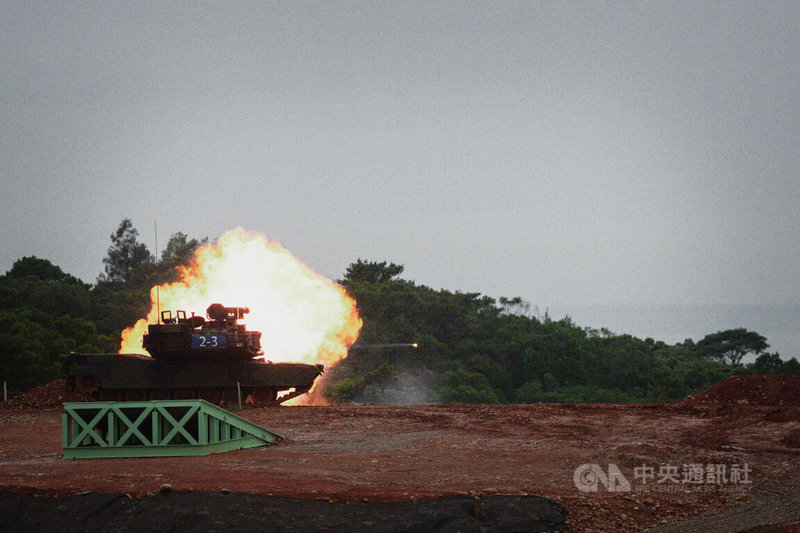 M1A2T戰車10日在新竹坑子口訓場實施120公厘戰車砲實彈射擊,並命中目標。中央社記者游凱翔攝 114年7月10日