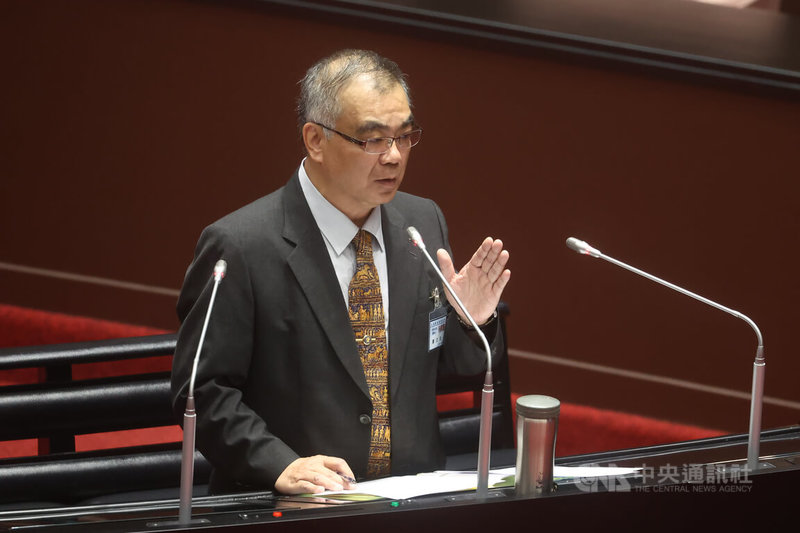 立法院全院委員會10日審查大法官被提名人蕭文生(圖)。對於立委提問是否贊成京華城案有公開直播的試辦策略,蕭文生說,他認為策略可以,但不贊成已經繫屬的案件試辦。中央社記者王騰毅攝 114年7月10日
