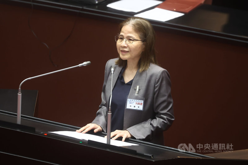 立法院全院委員會10日審查大法官被提名人林麗瑩(圖),林麗瑩在議場內自述個人學經歷,向委員自我介紹。中央社記者王騰毅攝 114年7月10日