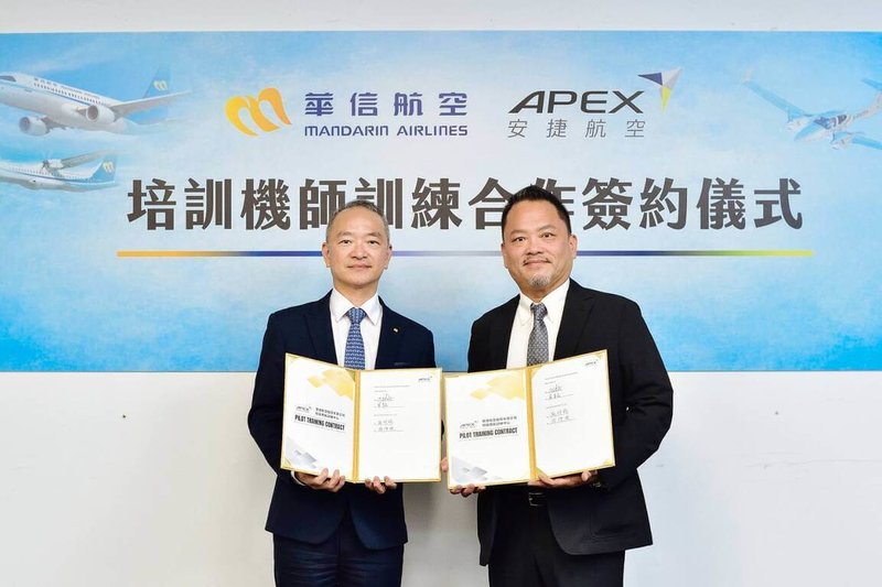 安捷航空10日宣布與華信航空正式簽署機師訓練合約,由華信總經理張程皓(左)與安捷董事長高健祐(右)代表簽署,將由安捷航空提供專業飛航執照訓練,栽培更多優秀民航新血。(安捷航空提供)中央社記者余曉涵傳真 114年7月10日