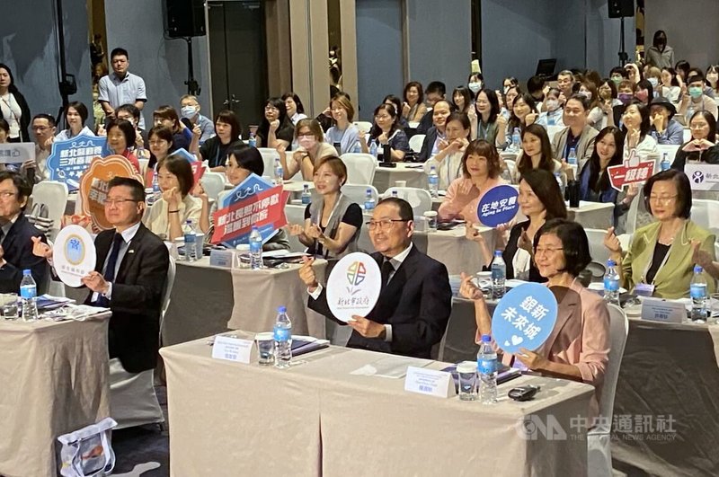 面對超高齡化社會的挑戰,新北市政府10日舉行2025長照創新國際研討會,衛福部次長呂建德(前右3)、新北市長侯友宜(前右2)等人與會,拿手舉牌合影留念。中央社記者黃旭昇新北攝 114年7月10日