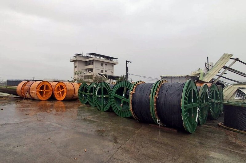 台電嘉義區營業處10日表示,已啟用機動補料車,根據現場回報狀況,將線路材料、配件等即時運補至各施工點,有效縮短人員等待時間,提升搶修效率。(台電提供)中央社記者黃國芳傳真 114年7月10日