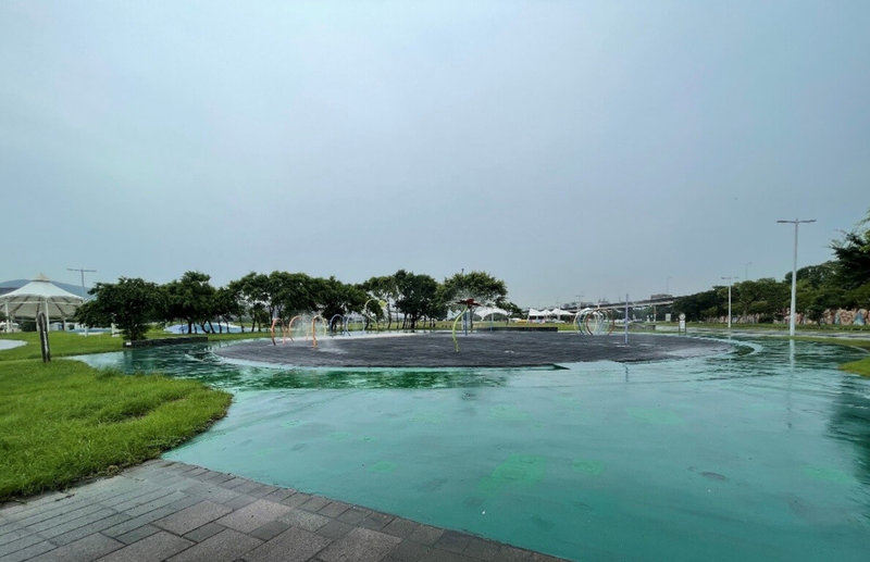 議員指接獲陳情，有家長暑假帶小朋友至大佳河濱公園戲水設施玩水，發現缺乏遮陽棚、大型垃圾桶，更衣室內無設施等。台北市政府水利工程處回應，將廣納各界意見，規劃整體改善。（議員提供）中央社記者劉建邦傳真  114年7月10日