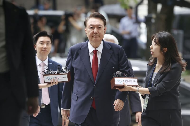 韓國前總統尹錫悅(中)7日出席首爾中央地方法院羈押庭。(共同社)