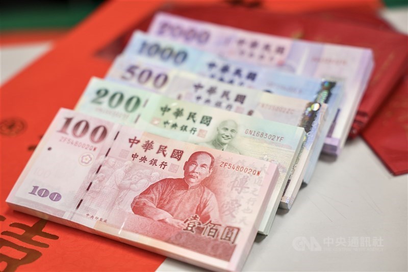 受新台幣強升與業者還款所致，金管會10日公布最新統計顯示，國銀截至5月底放款總餘額達新台幣42兆9358億元，月減3292億元，創下史上單月最大減量。（中央社檔案照片）