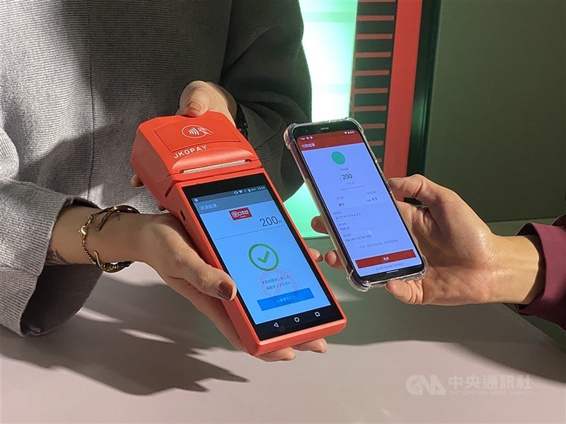 街口金融科技今天遭法院執行查封,但暫無結果。街口金科子公司街口支付表示,與母公司完全獨立營運,所有款項受100%信託保障,財務及用戶權益不受影響。圖為街口支付啟用日本跨境支付服務。(中央社檔案照片)