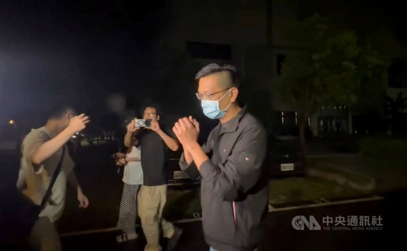 刑事局偵查第八大隊大隊長徐姓男子(右)涉嫌違反貪污治罪條例等,士檢訊後於10日清晨諭令徐男新台幣50萬元交保,徐男辦保完畢後離去時,拱手向媒體說謝謝,未回應其他詢問。中央社記者謝幸恩攝 114年7月10日