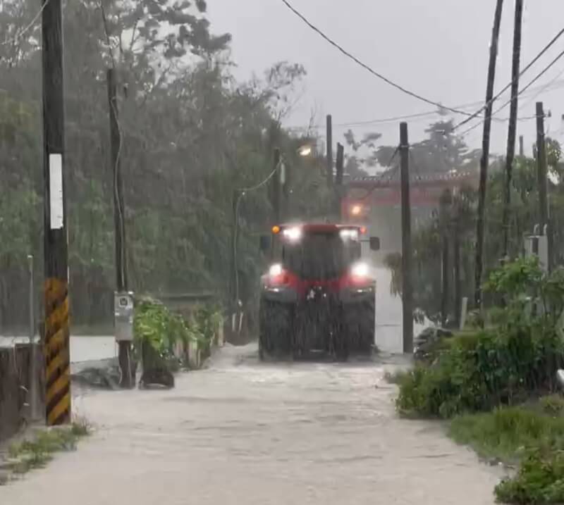 屏東里港鄉中和路有民眾10日上午要去診所,但家門口水深過膝,車輛無法開出,最後請友人開來大型農車才順利出門就醫。(王姓民眾提供)中央社記者李卉婷傳真 114年7月10日
