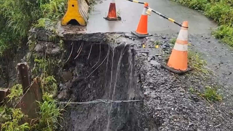 屏東山區大雨不斷,往霧台鄉阿禮部落出現路面掏空狀況,通行風險性高,擺放交通錐示警。(霧台鄉長巴正義提供)中央社記者李卉婷傳真 114年7月10日