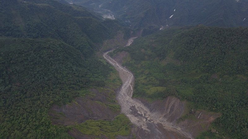 清水溪雲林縣草嶺段流域出現堰塞湖,9日晚間6時許開始自然溢流,水利署第四河川分署10日表示,堰塞湖蓄水量有減少趨勢,下游警戒未除,提醒人員與機具禁止進入河道內,持續監控中。(草嶺居民蘇大昆提供) 中央社記者姜宜菁傳真 114年7月10日