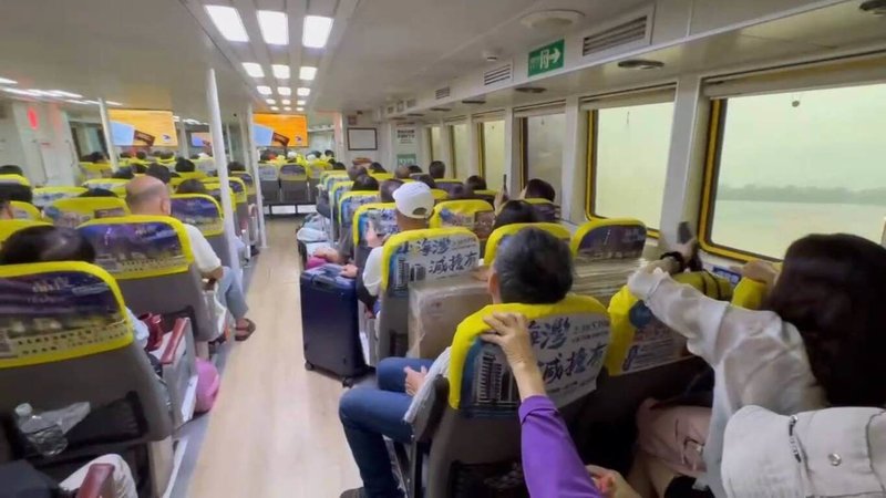受低壓帶及西南氣流影響海象不佳,往返小琉球航線海象不佳、浪況差,大浪不時撲打船身,各船公司緊急宣布下午停航。(泰富航運提供)中央社記者黃郁菁傳真 114年7月10日
